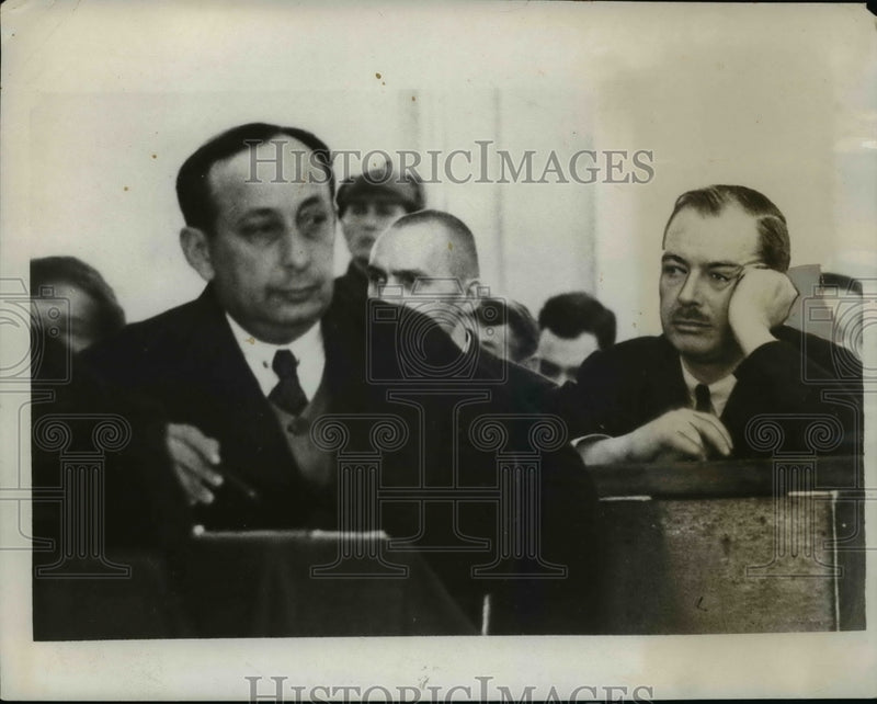 Load image into Gallery viewer, 1933 Press Photo Leslie Thornton Is Shown In The Court With Defense Attorney
