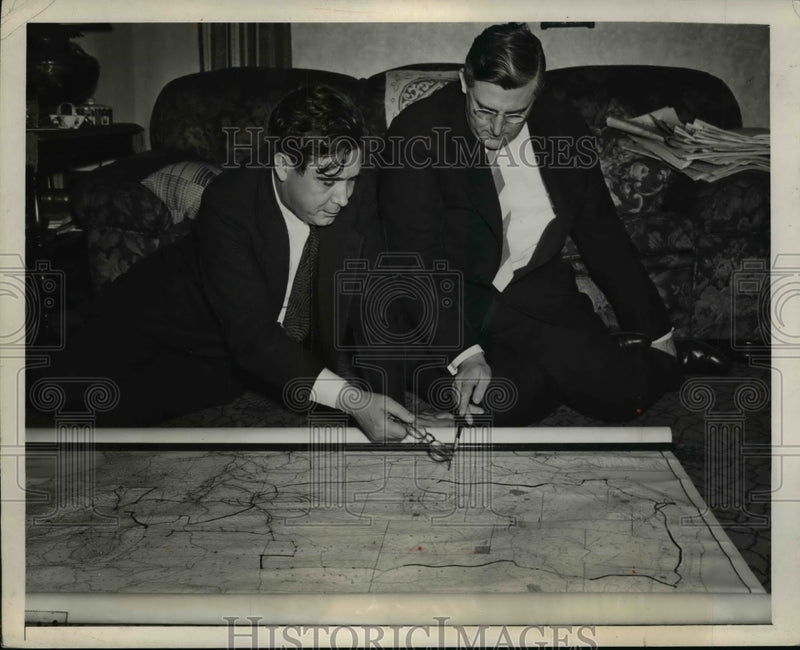 Load image into Gallery viewer, 1940 Press Photo Willkie And Harold Gallagher Planning The Campaign Tour
