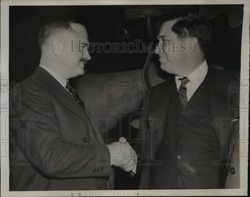 Load image into Gallery viewer, 1940 Press Photo Kenneth Simpson Greets Wendell Willkie In New York - nep04249
