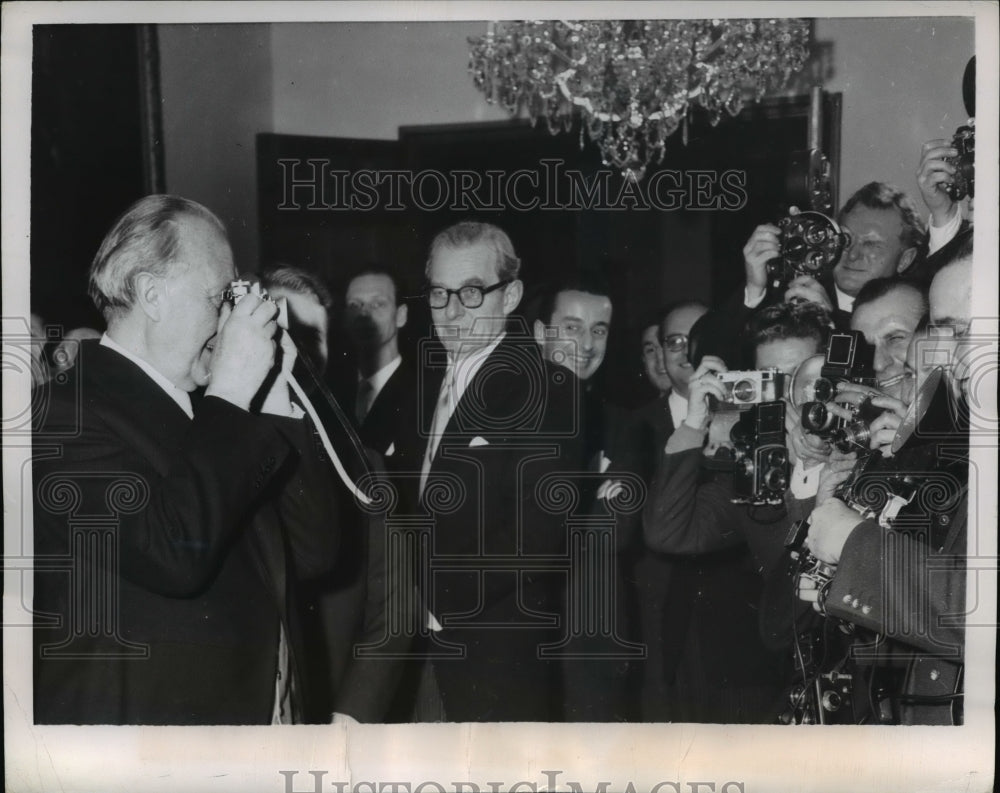 1956 Press Photo Konrad Adenauer Takes Pictures Of Lensmen Himself - nep04287