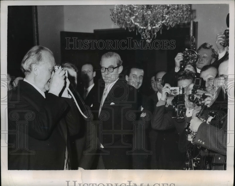 Load image into Gallery viewer, 1956 Press Photo Konrad Adenauer Takes Pictures Of Lensmen Himself - nep04287
