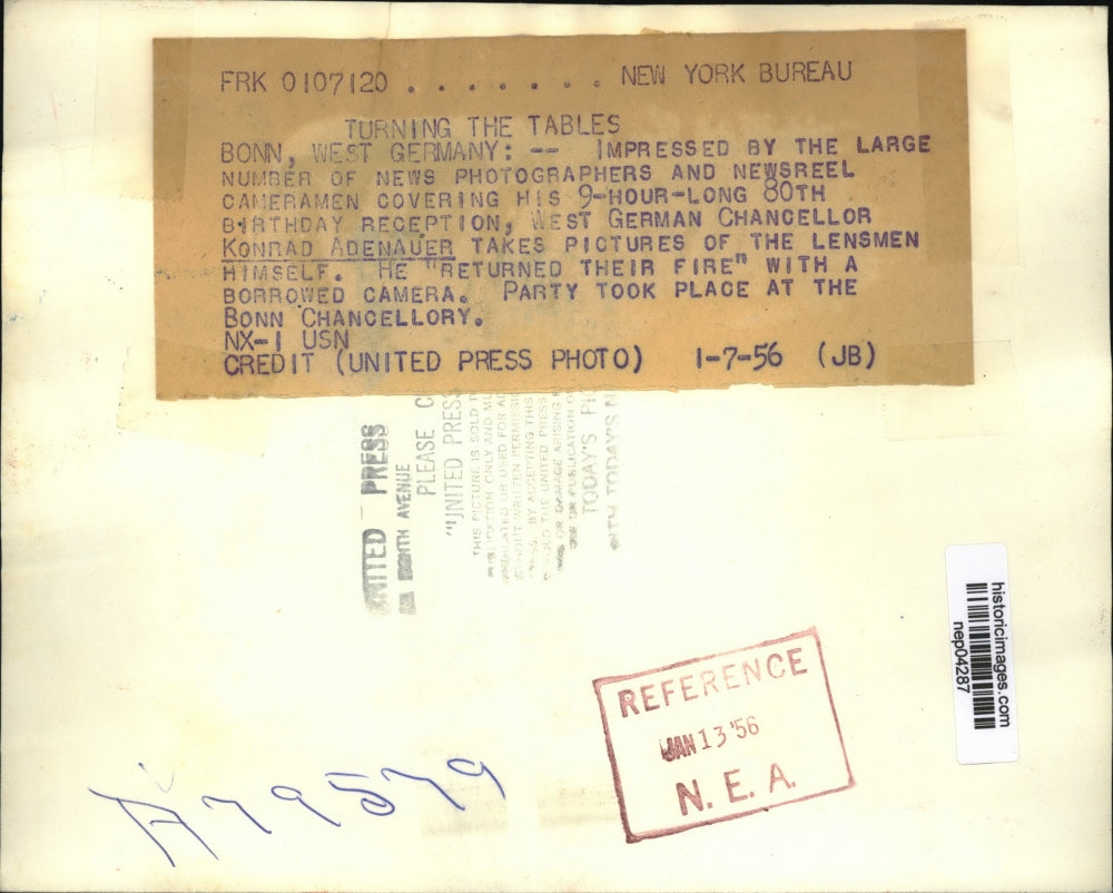 1956 Press Photo Konrad Adenauer Takes Pictures Of Lensmen Himself - nep04287