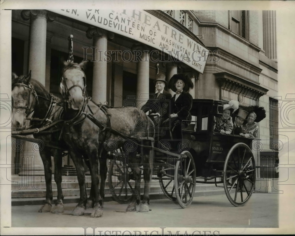 1943 Press Photo Sen. Guy Gillette And Mrs. Gillette With Three Passengers