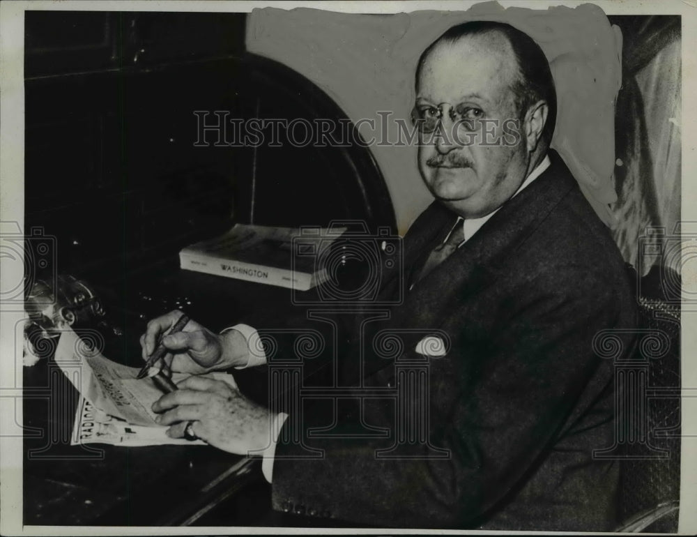 1933 Press Photo Col. Henry Latrobe Roosevelt Receiving Telegrams - nep04369