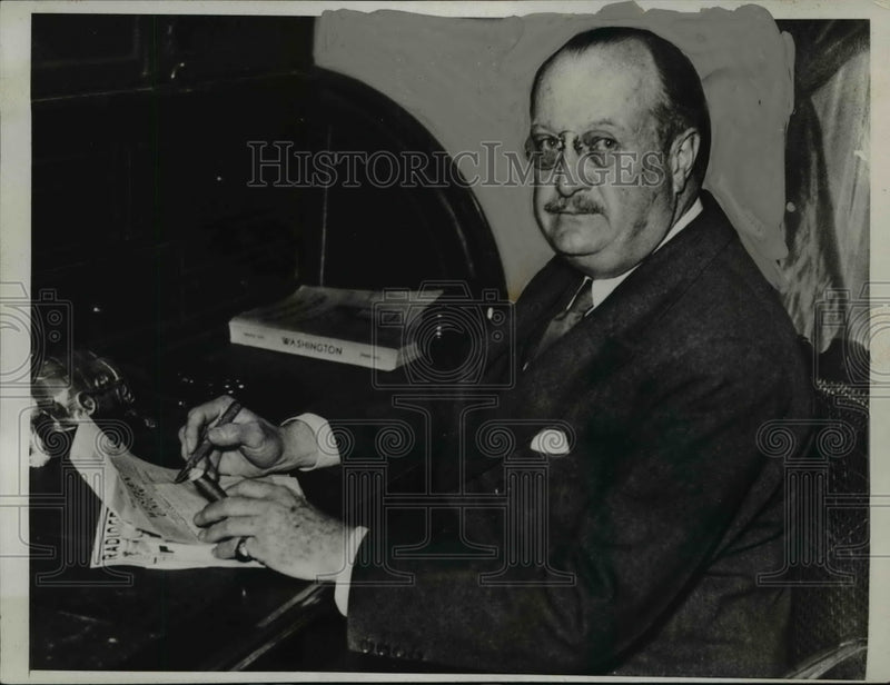Load image into Gallery viewer, 1933 Press Photo Col. Henry Latrobe Roosevelt Receiving Telegrams - nep04369
