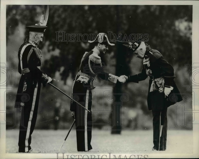 Load image into Gallery viewer, 1937 Press Photo Royal Archer Greets King George Of england - nep04372
