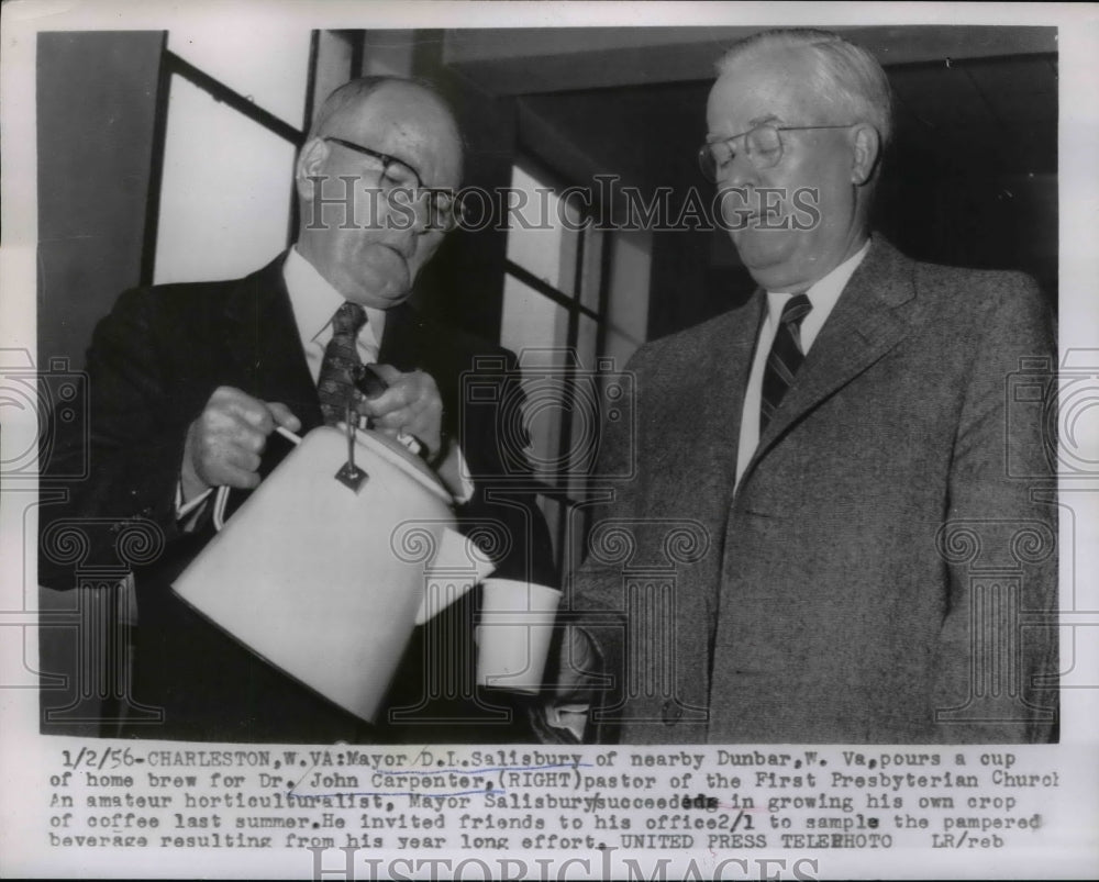1956 Press Photo Mayor Salisbury Pours A Cup Of Brew For Dr. Carpenter