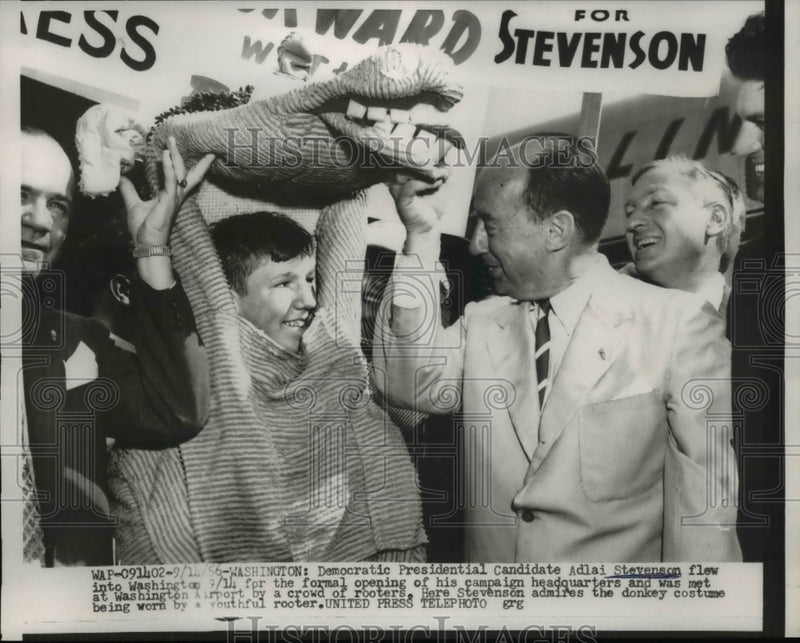 Load image into Gallery viewer, 1956 Press Photo Adlai Stevenson At The Opening Of His Capaign - nep04395
