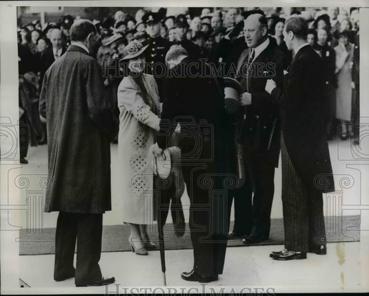 1938 Press Photo King George And Queen Elizabeth Being Welcome As The Arrive- Historic Images