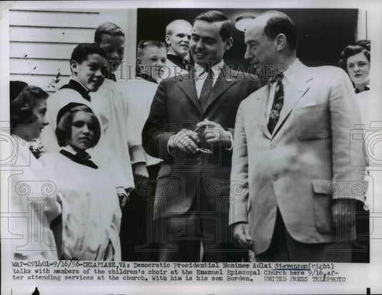 1956 Press Photo Pres. Nominee Adlai Stevenson Talks With The Members Of Choir