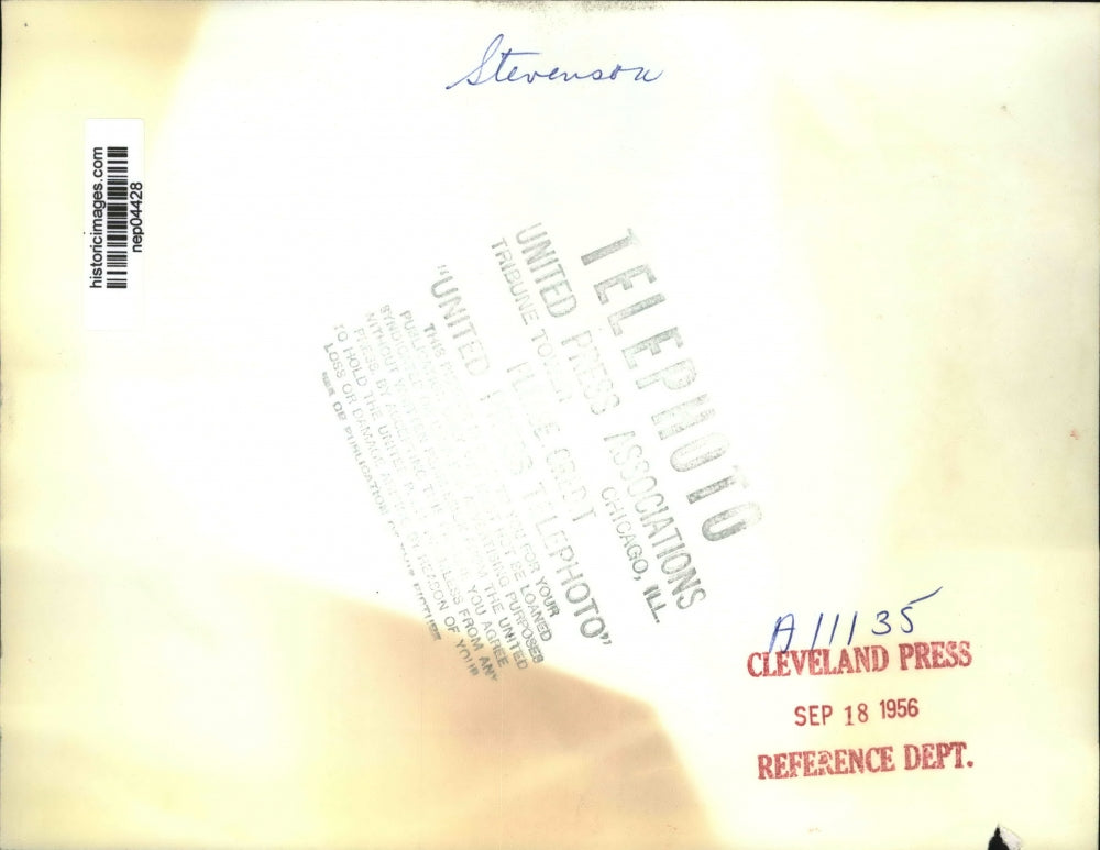 1956 Press Photo Pres. Nominee Adlai Stevenson Talks With The Members Of Choir