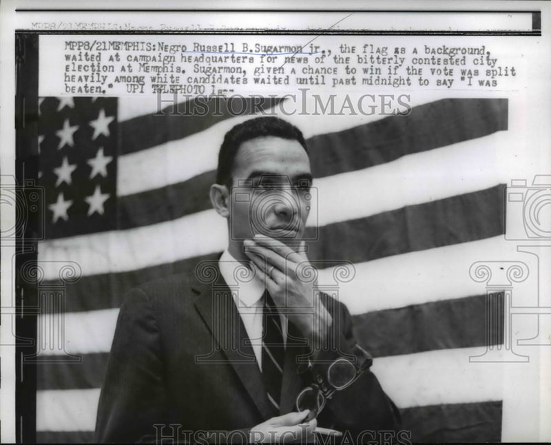 Load image into Gallery viewer, 1959 Press Photo Russell Sugarmon Waiting At Campaign Headquarters - nep04626
