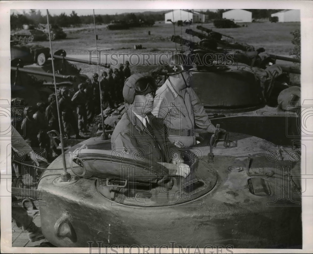 1950 Press Photo Gov. Adlai Stevenson And Maj. Gen. Richard Smykal - nep04641