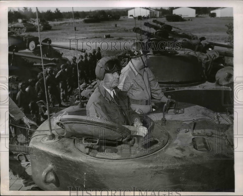 Load image into Gallery viewer, 1950 Press Photo Gov. Adlai Stevenson And Maj. Gen. Richard Smykal - nep04641
