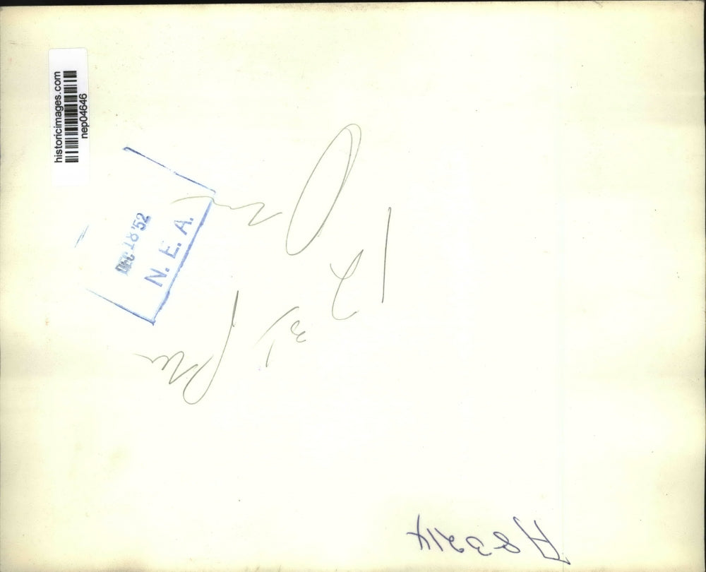 1952 Press Photo Gov. Adlai tevenson Casts His Ballot At The Village Hall