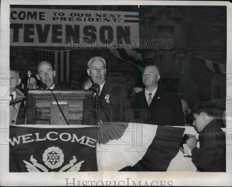 Load image into Gallery viewer, 1952 Press Photo Gov. Adlai Stevenson Addresses On School Grounds In Peterson
