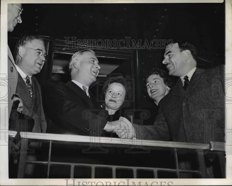 Load image into Gallery viewer, 1944 Press Photo Sen. Brooks, Gov. Green and Mrs. Green Greet Mr. and Mrs. Dewey

