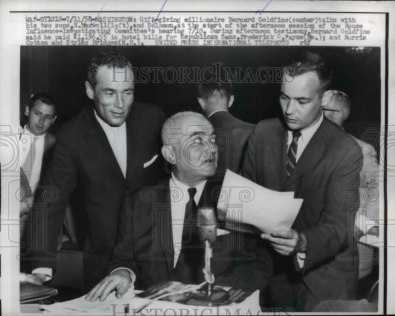 Load image into Gallery viewer, 1956 Press Photo Bernard Goldfine Chats With His Two Sons, Maxwell and Solomon
