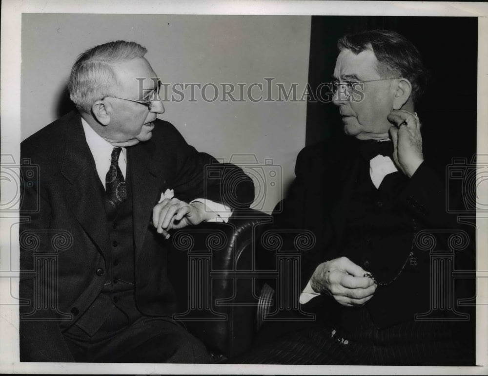 1945 Press Photo Sen. Walter George Confers With Sen. Kenneth McKellar
