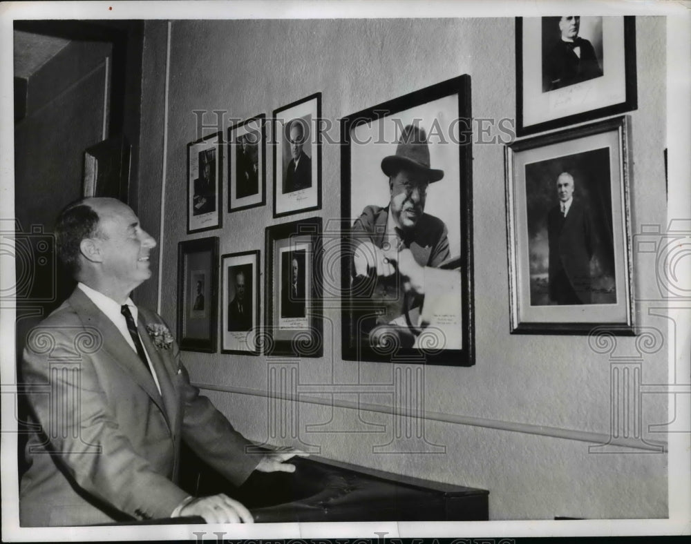 1956 Press Photo Adlai Stevenson Looks At The Portrait In The Press Club