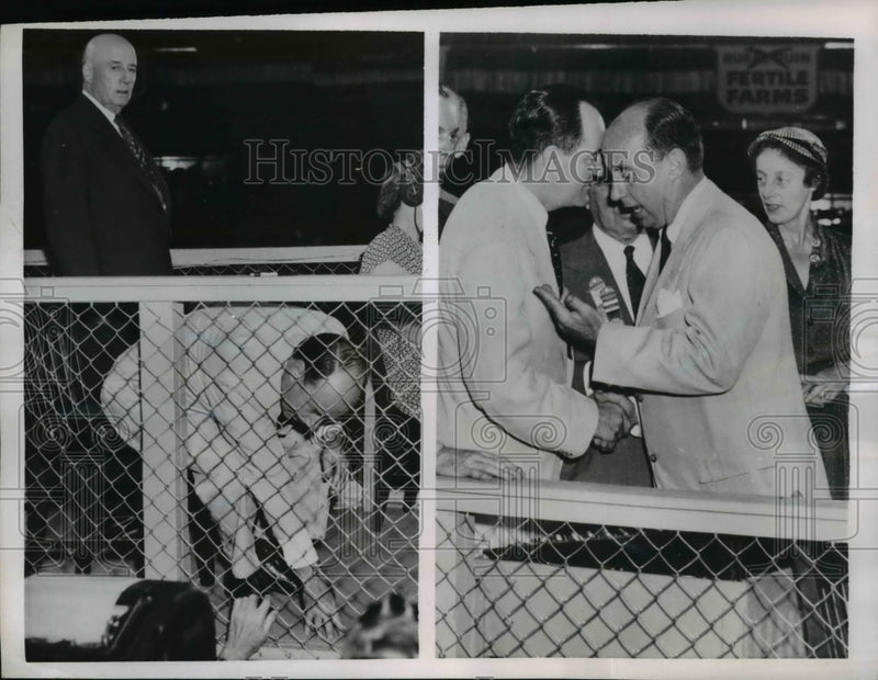 Load image into Gallery viewer, 1952 Press Photo Gov. Adlai Stevenson Shakes Hands With Sen. Hubert Humphrey

