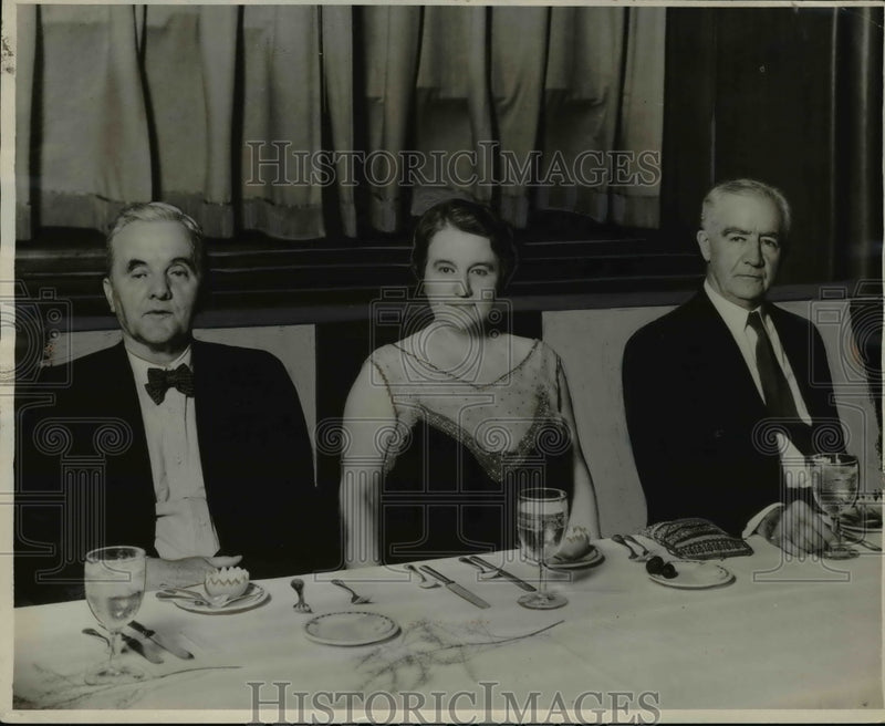 Load image into Gallery viewer, 1930 Press Photo Sen. George Norris Is Shown At The Dinner - nep04764
