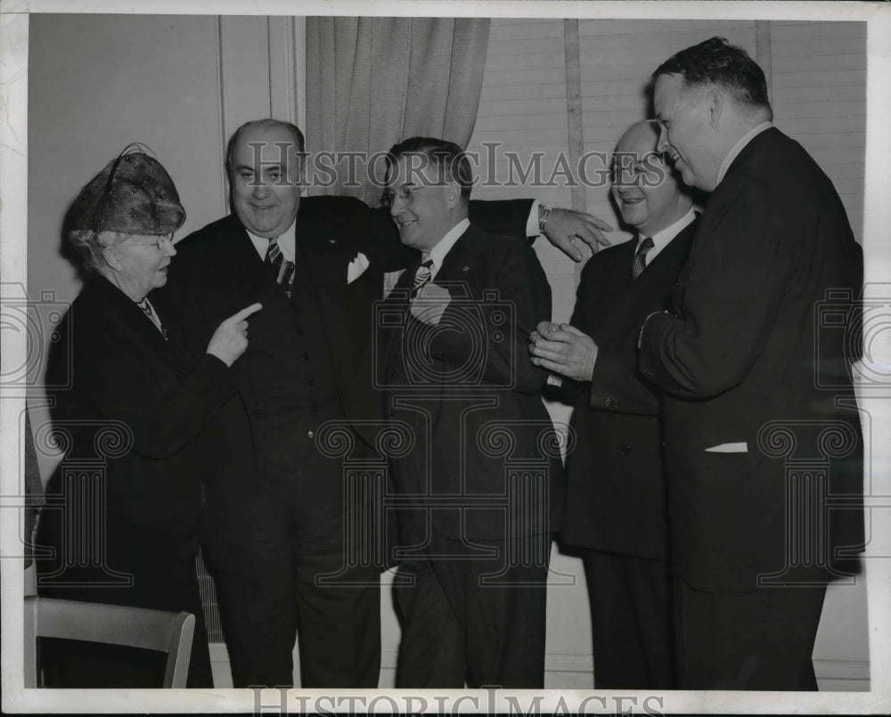 1944 Press Photo Democratic National Committee Having Conversatio At The Meeting
