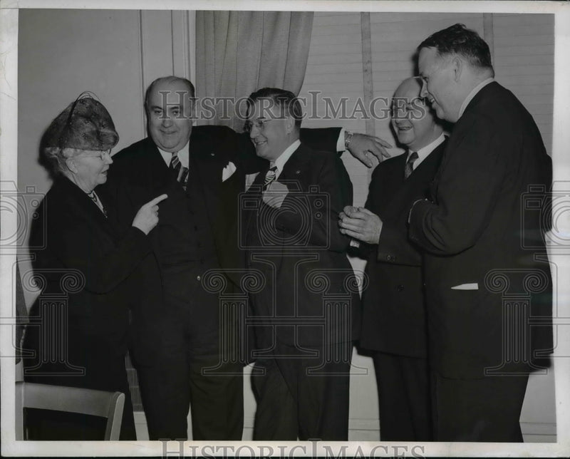 Load image into Gallery viewer, 1944 Press Photo Democratic National Committee Having Conversatio At The Meeting

