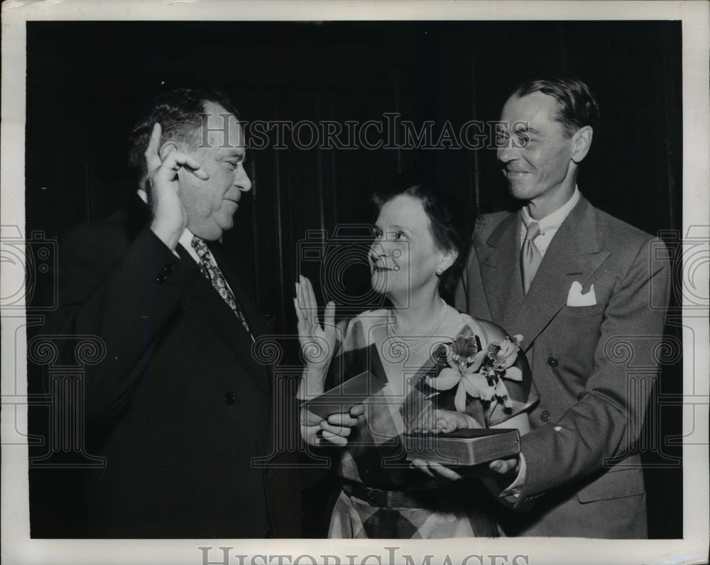 1952 Press Photo Harry Durning Swearing In Mrs. Margaret Daly Campbell