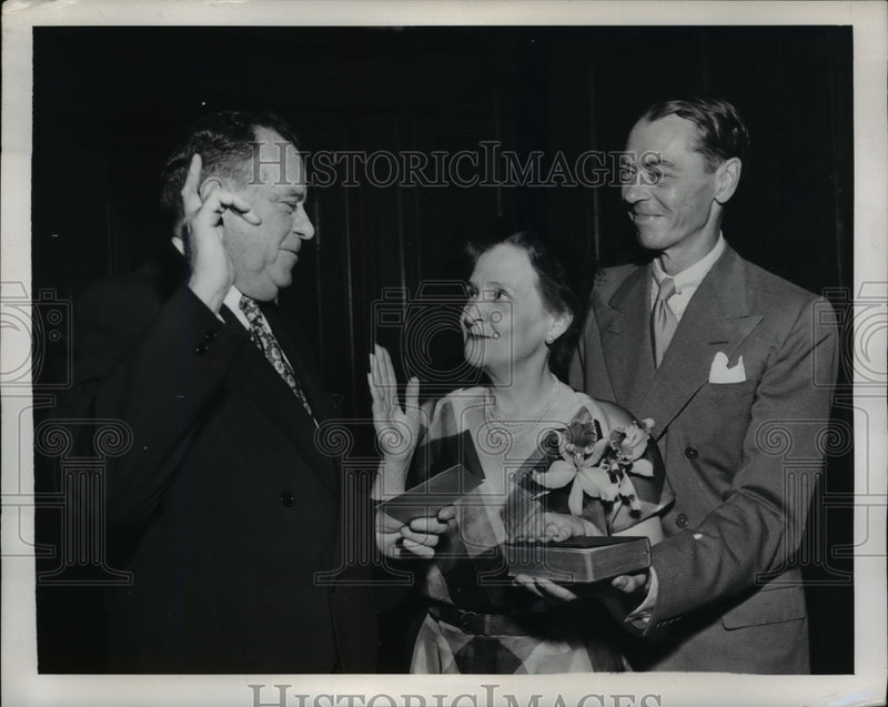 Load image into Gallery viewer, 1952 Press Photo Harry Durning Swearing In Mrs. Margaret Daly Campbell
