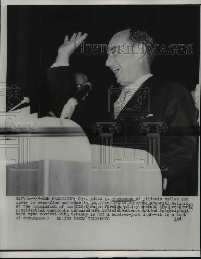 1952 Press Photo Gov. Adlai Stevenson Smiles ANd Waves To The Audience