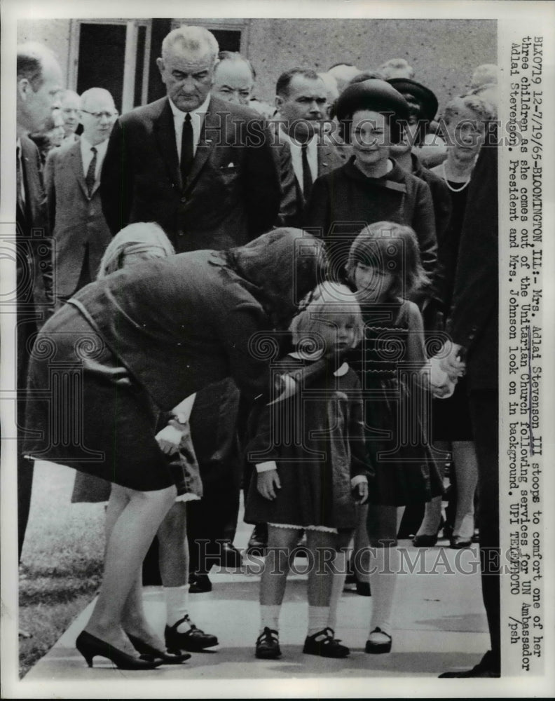 1965 Press Photo Mrs. Adlai Stevenson III Comforts His Chil - nep04873