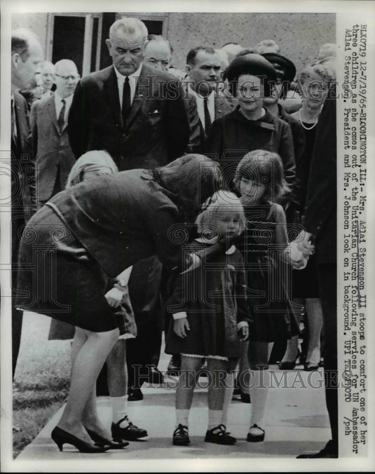 1965 Press Photo Mrs. Adlai Stevenson III Comforts His Chil - nep04873