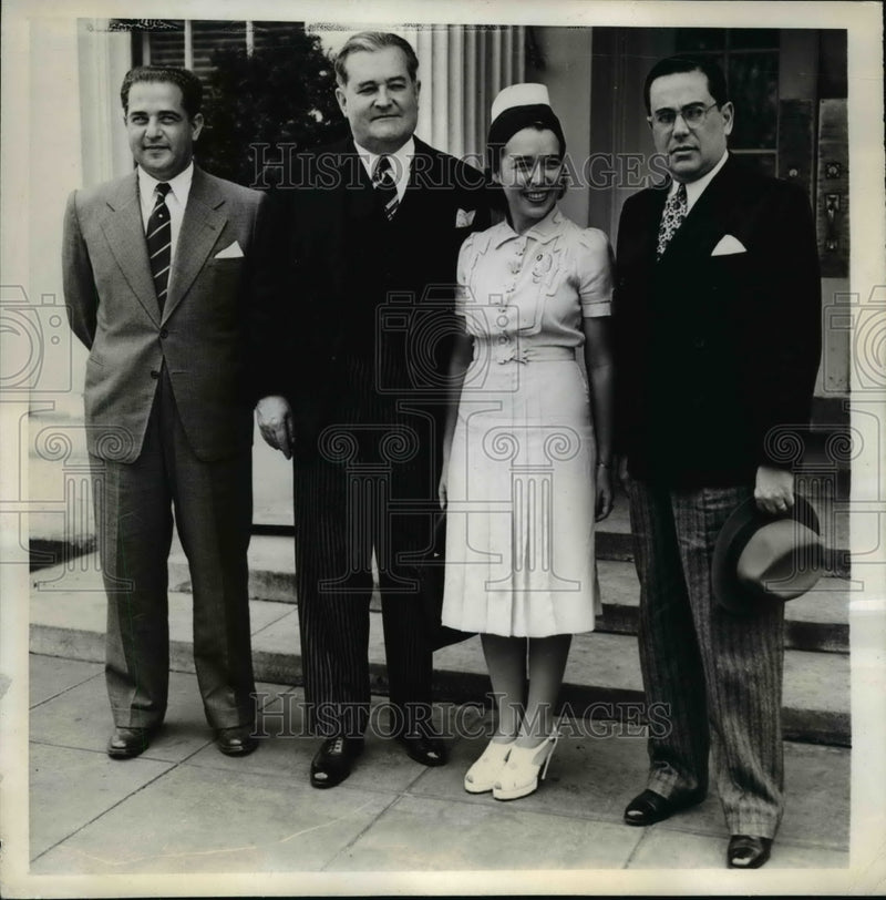 Load image into Gallery viewer, 1941 Press Photo Senora Do Peixoto Pays Social Visit To President Roosevelt
