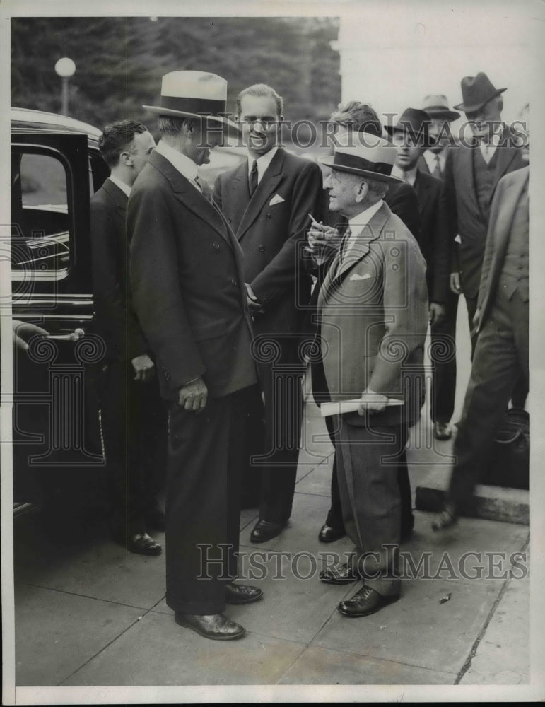 Load image into Gallery viewer, 1933 Press Photo Senator Carter Glass Chats With Sen. William McAdoo - nep04925
