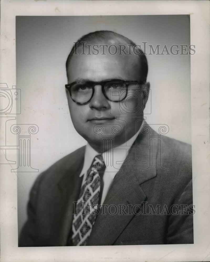 Load image into Gallery viewer, 1952 Press Photo Regional Counsel Edwin Sawicki Of Office Salary Stabilization

