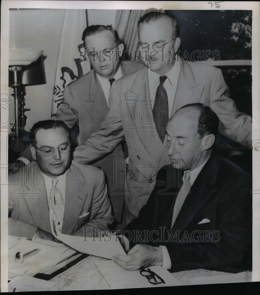 1952 Press Photo Adlai Stevenson Showing Some Papers To The Men Behind Him