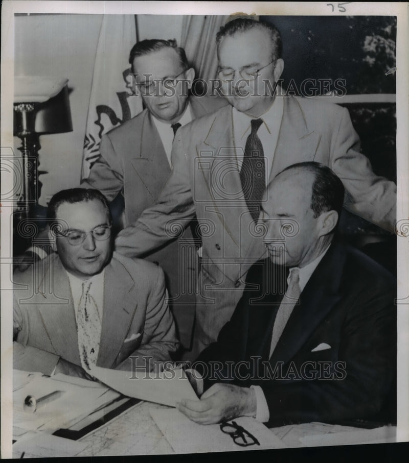 Load image into Gallery viewer, 1952 Press Photo Adlai Stevenson Showing Some Papers To The Men Behind Him

