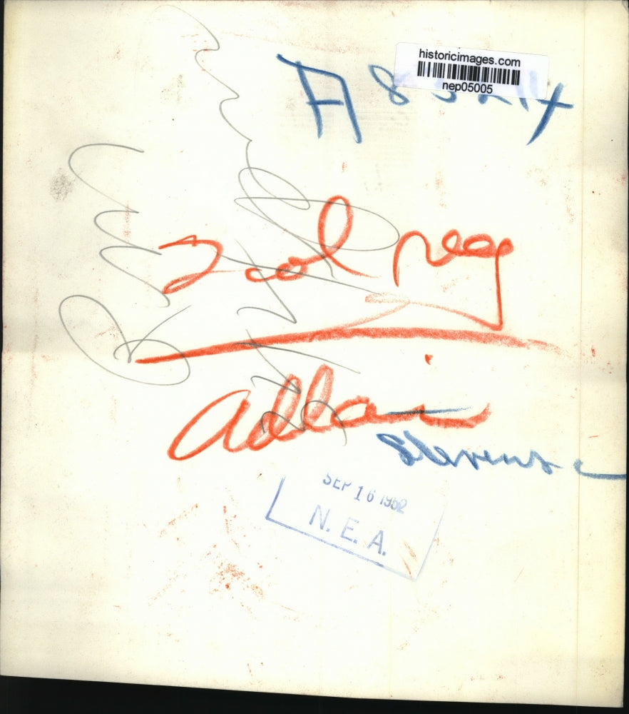 1952 Press Photo Adlai Stevenson Showing Some Papers To The Men Behind Him