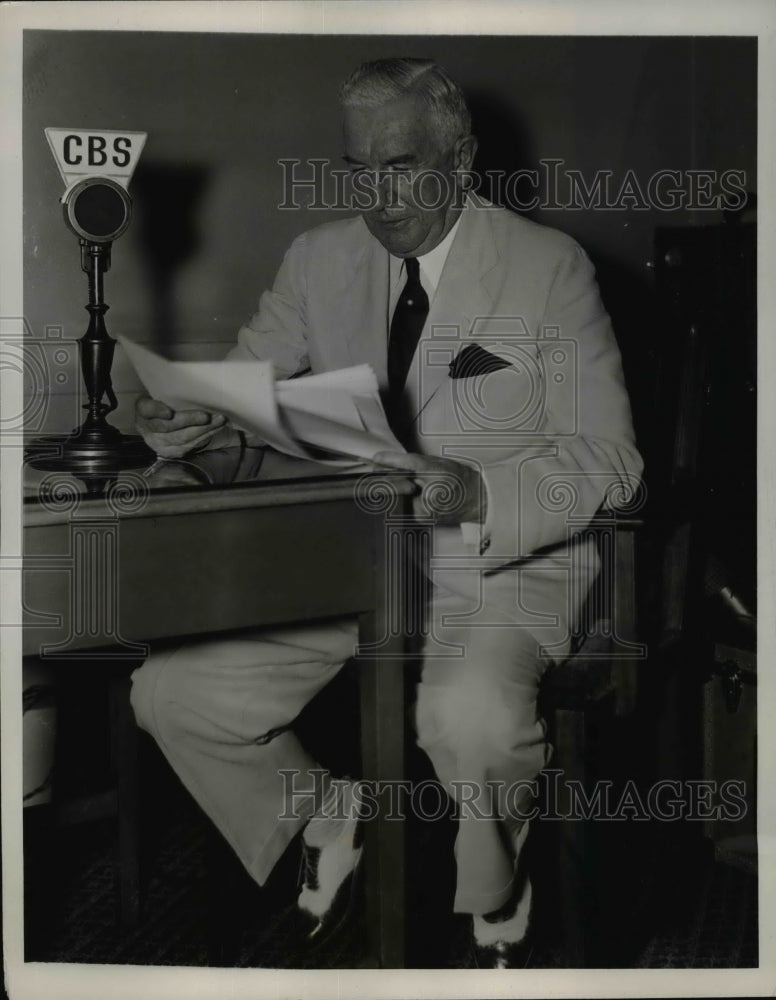 Load image into Gallery viewer, 1936 Press Photo Henry Flethcer Broadcast A Speech About The Convention
