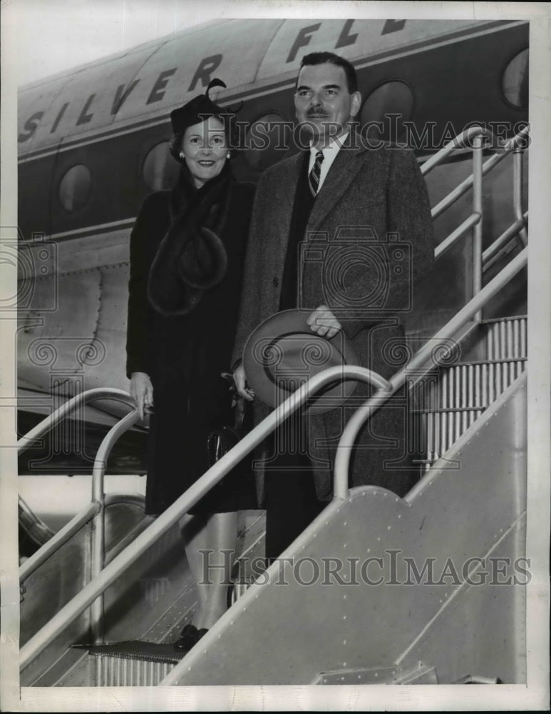 Load image into Gallery viewer, 1946 Press Photo Gov. and Mrs. Thomas Dewey Arrived In Newark Airport
