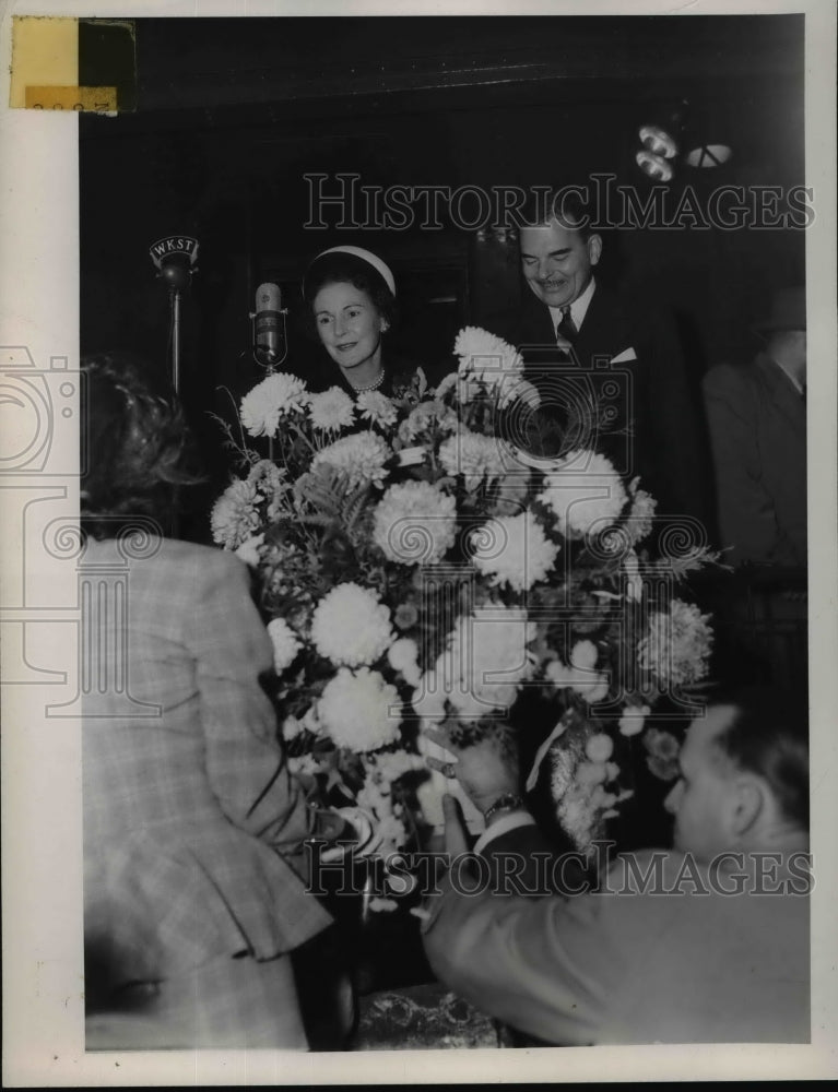 Load image into Gallery viewer, 1948 Press Photo Gov. Dewey visits Pennsylvania With His Wife Mrs. Dewey
