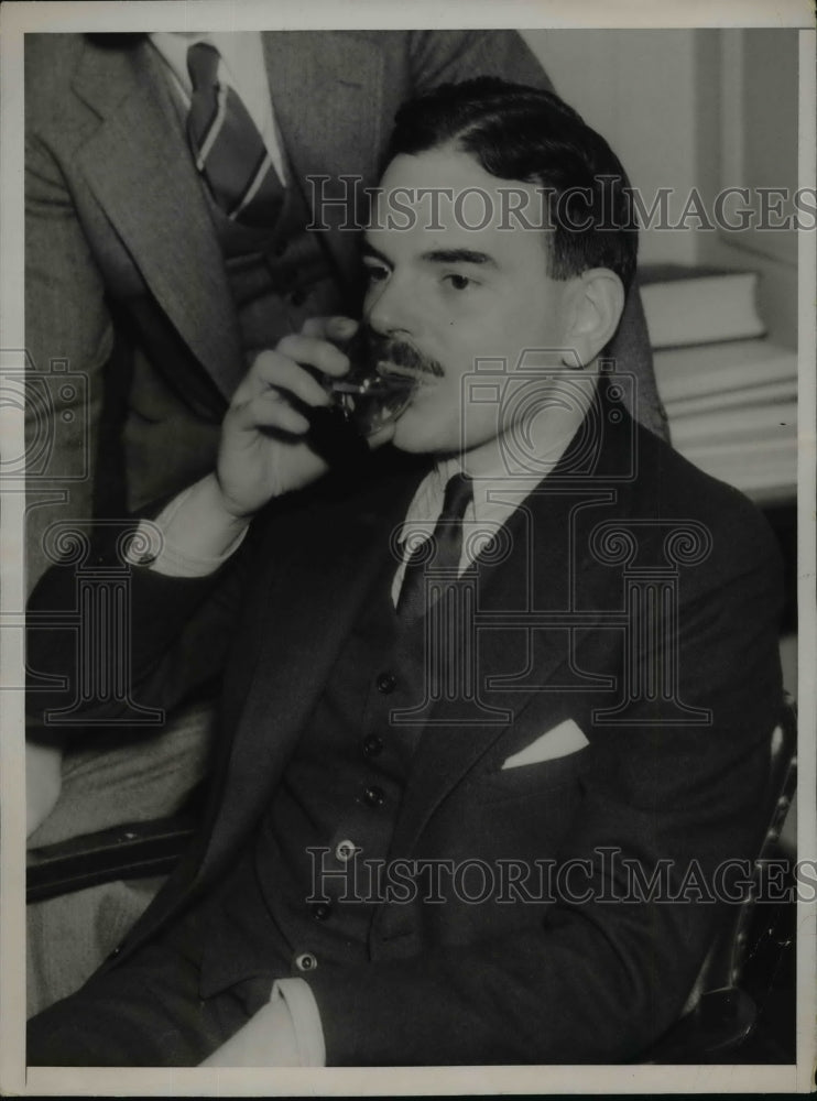1937 Press Photo Atty. Thomas Dewey Shown As He Drinks From A Cup - nep05085