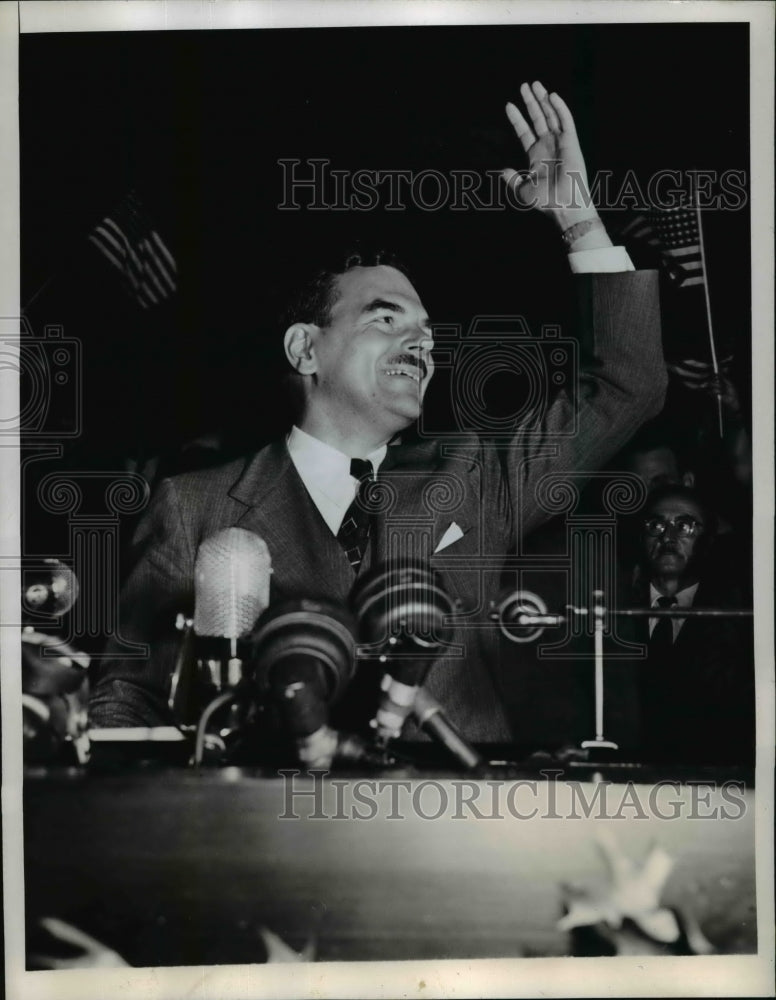 Load image into Gallery viewer, 1944 Press Photo Gov. Thomas Dewey Waves At The Crowd - nep05102
