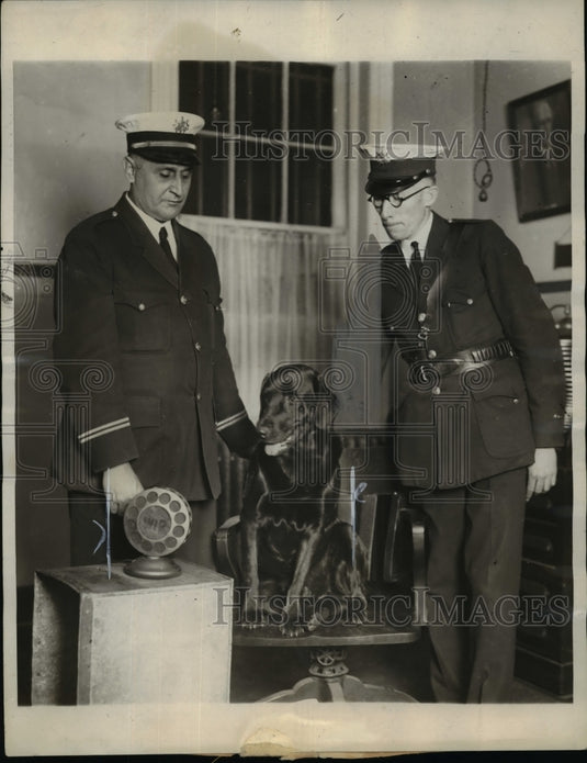 1925 Press Photo Capt. Melcrants And Asst. Capt. Cornelius Burke Shown With Dog