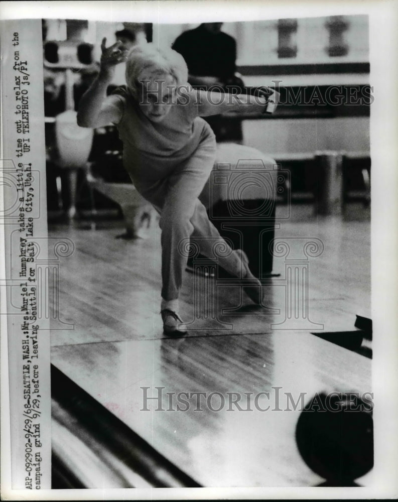 Load image into Gallery viewer, 1968 Press Photo Mrs. Mariel Humphrey Takes Time Out To Relax From The Campaign
