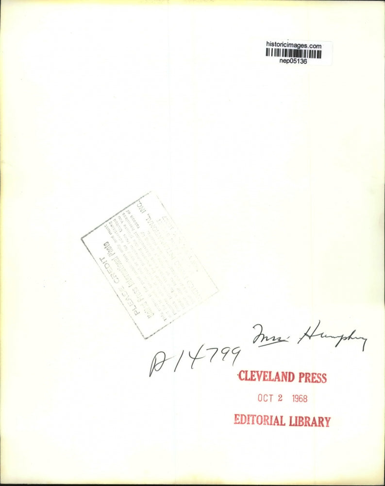 1968 Press Photo Mrs. Mariel Humphrey Takes Time Out To Relax From The Campaign