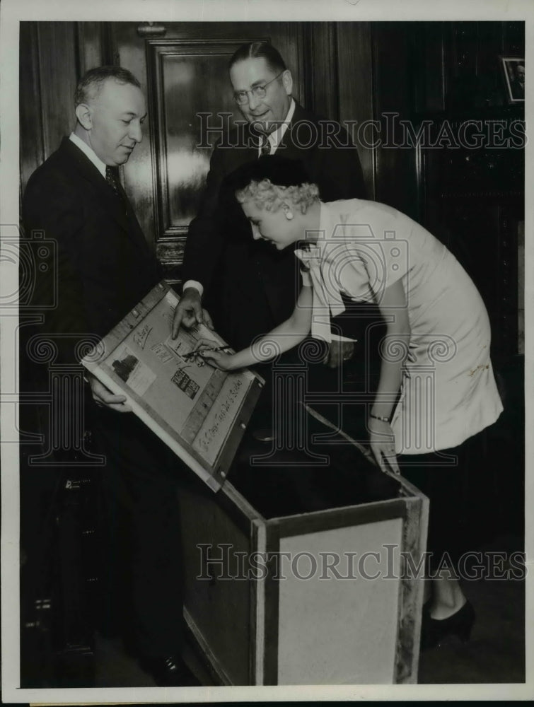 Load image into Gallery viewer, 1934 Press Photo A Coffee Table Was Presented To Mrs. Roosevelt - nep05165

