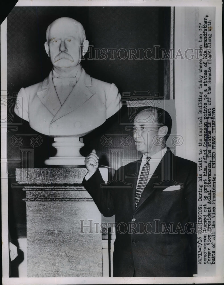 1953 Press Photo Adlai Stevenson Points To A Statue Of His Grandfather