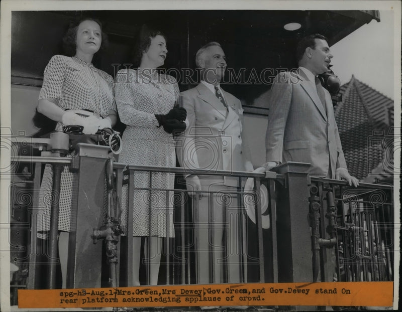 Load image into Gallery viewer, 1944 Press Photo Mrs. Green, Mrs.Dewey, Gov. Green, and Gov. Dewey At Platform
